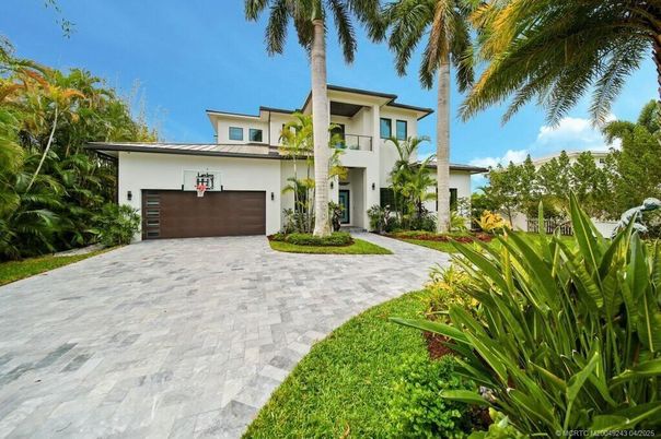 Attached, Backyard, Exterior, Facade, Modern