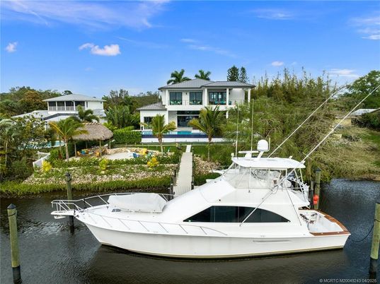 Exterior, Lake