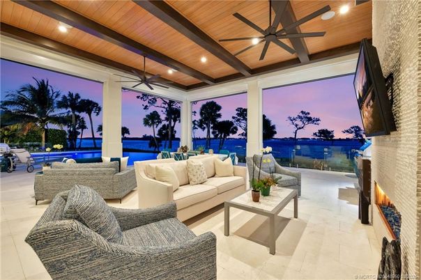 Exterior, Interior, Living room, Recessed Lighting, Wooden Ceilings