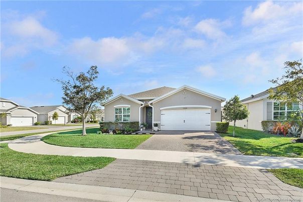 Attached, Exterior, Facade, Ranch