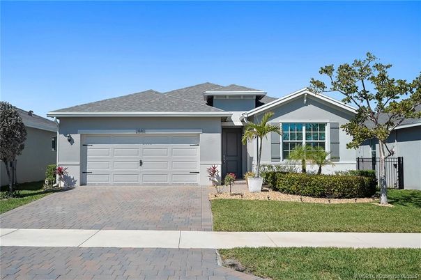 Attached, Exterior, Facade, American Craftsman