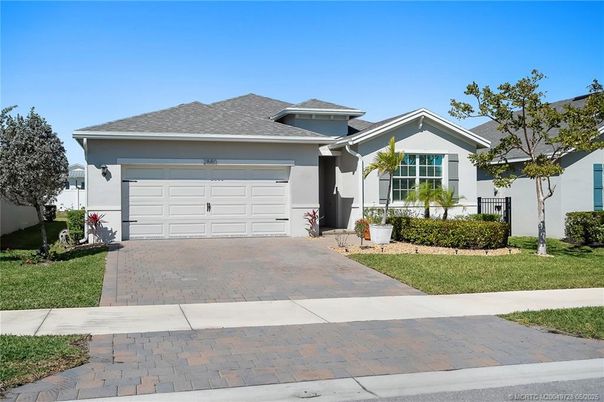 Attached, Exterior, Facade, American Craftsman