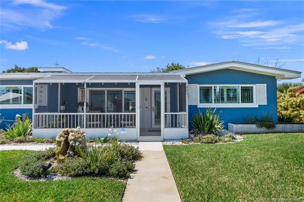 Exterior, Facade, Ranch