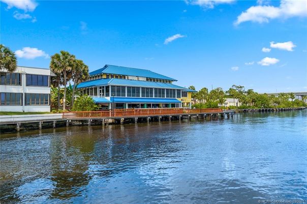 Exterior, Lake