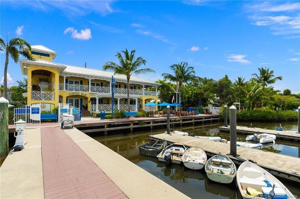 Exterior, Lake