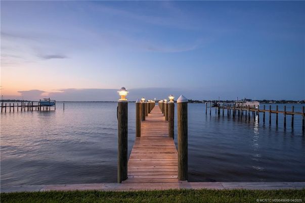 Exterior, Lake