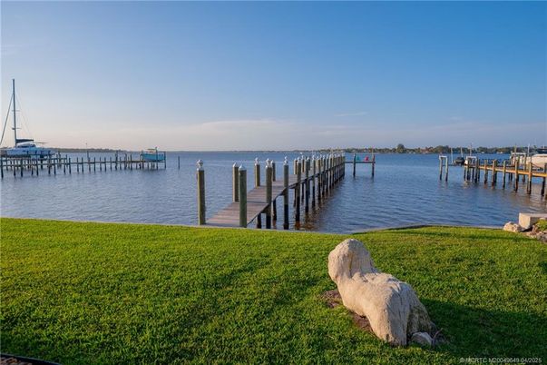Exterior, Lake