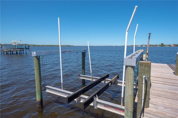 Exterior, Lake