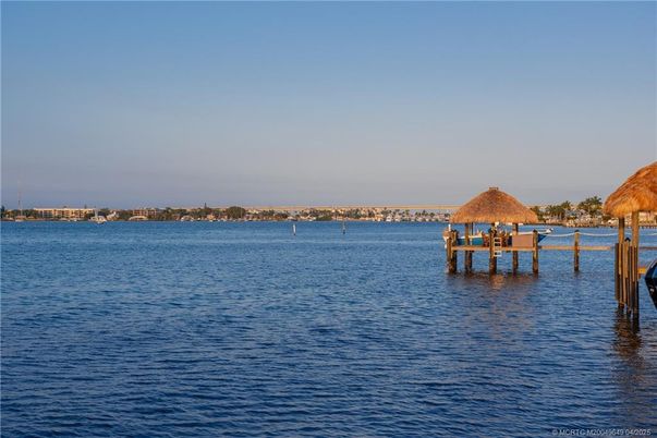 Exterior, Lake