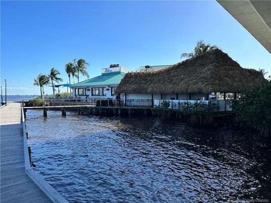 Exterior, Lake