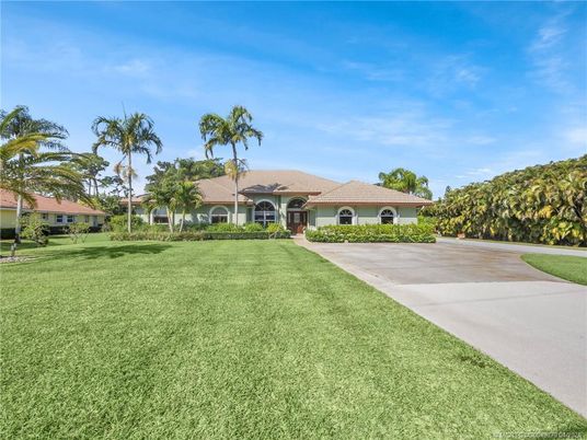 Backyard, Exterior, Facade, Ranch