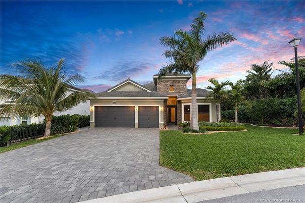 Attached, Exterior, Facade, Ranch