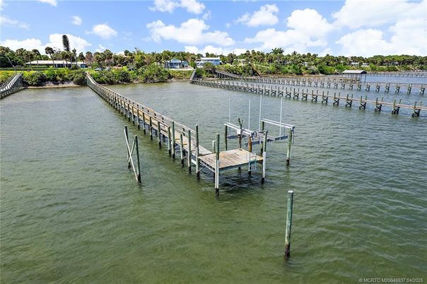 Exterior, Lake