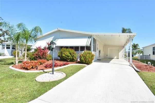 Exterior, Facade, Ranch