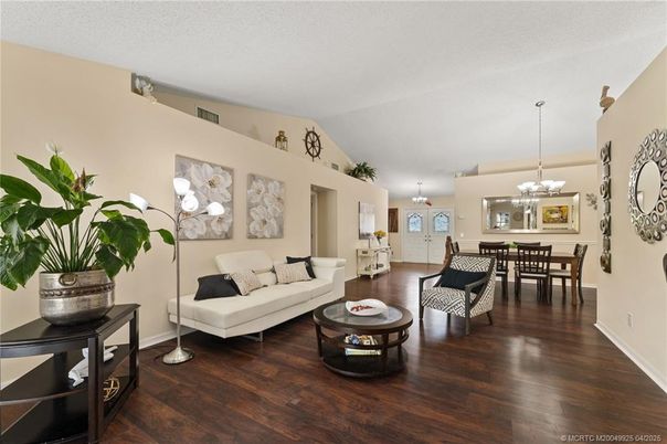 Chandelier, Dining room, Interior, Living room, Pendant Lights, Wood Texture Flooring