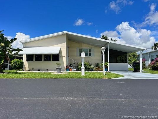 Attached, Exterior, Facade, Ranch