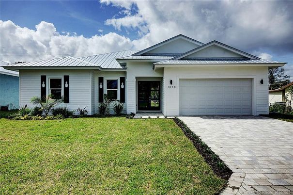 Attached, Exterior, Facade, Ranch