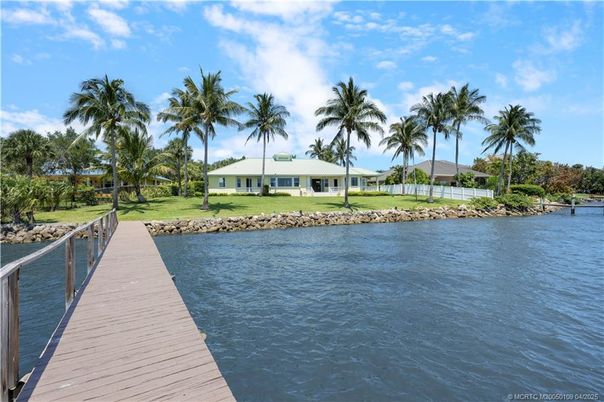 Exterior, Lake