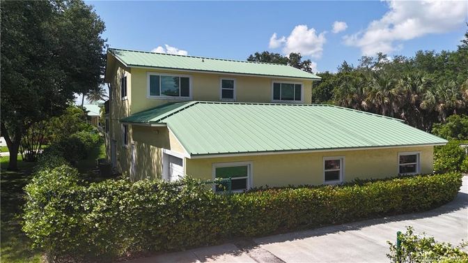 Exterior, Facade, Ranch