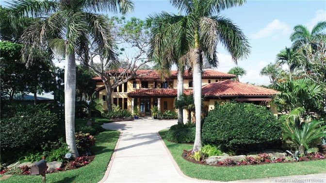 Exterior, Facade, Mediterranean