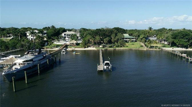 Exterior, Lake