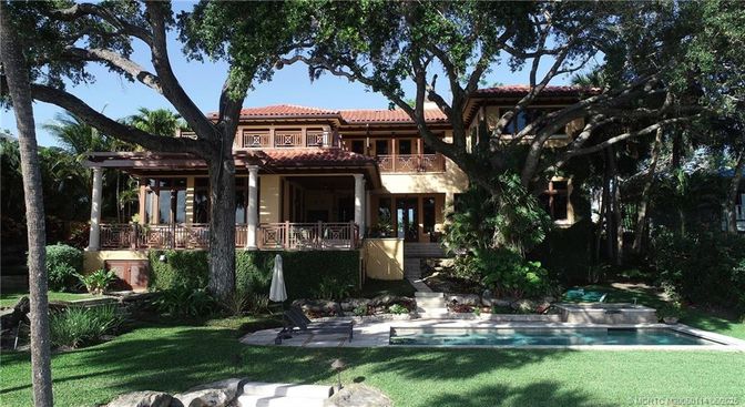 Exterior, Facade, Pool, Mediterranean