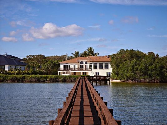 Exterior, Lake