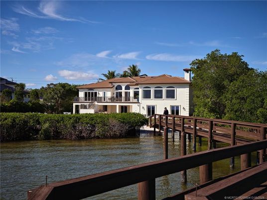 Exterior, Lake
