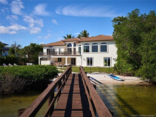 Exterior, Lake