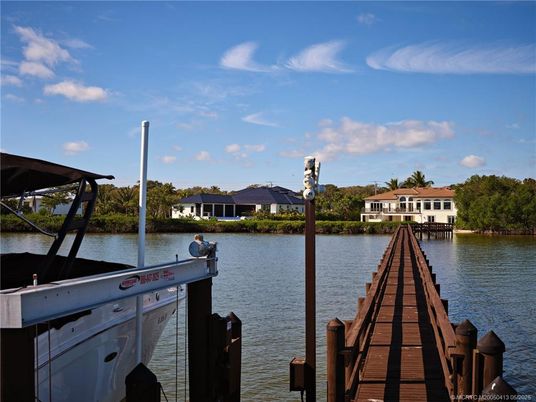 Exterior, Lake