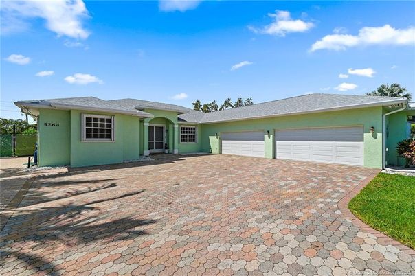 Attached, Exterior, Facade, Ranch