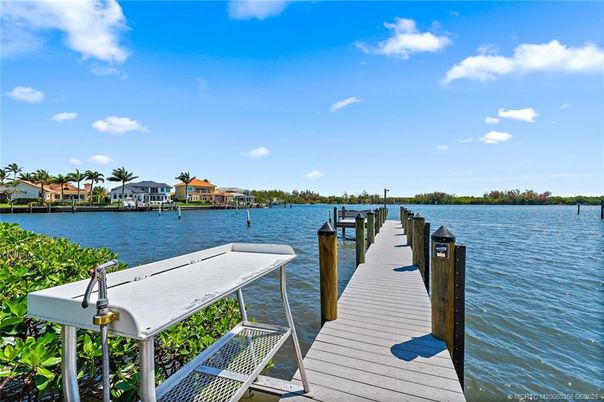 Exterior, Lake