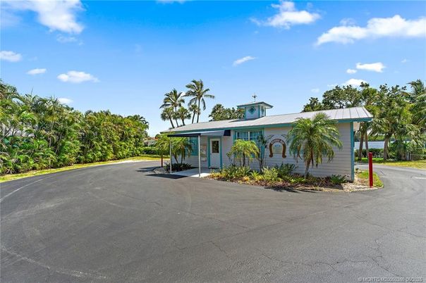 Exterior, Facade, Ranch