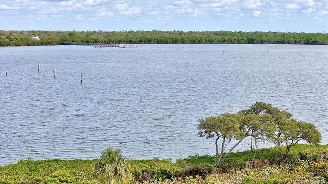 Exterior, Lake
