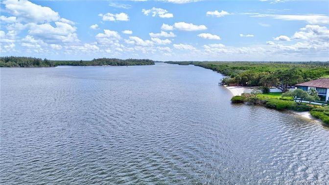 Exterior, Lake