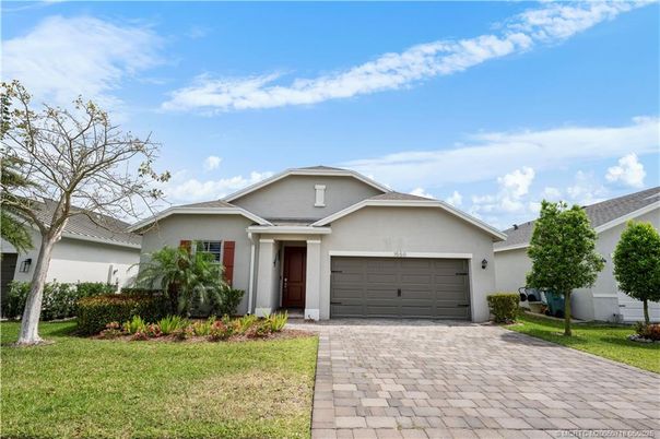 Attached, Exterior, Facade, Ranch