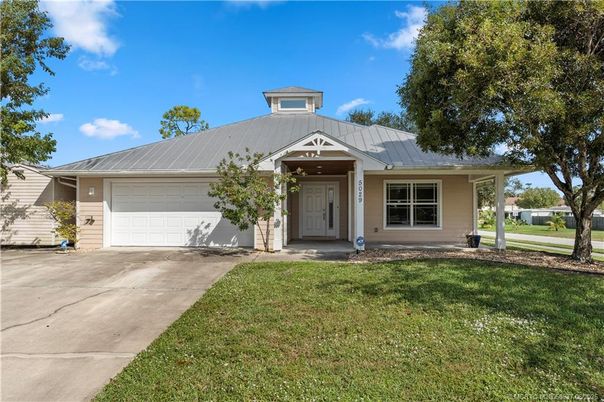 Attached, Exterior, Facade, Ranch