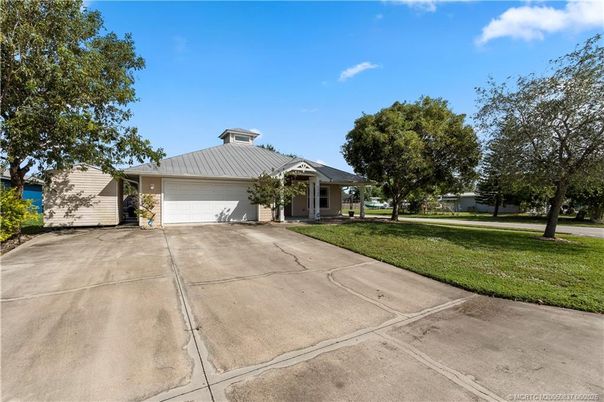 Attached, Exterior, Facade, Ranch