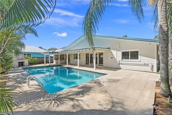 Exterior, Pool