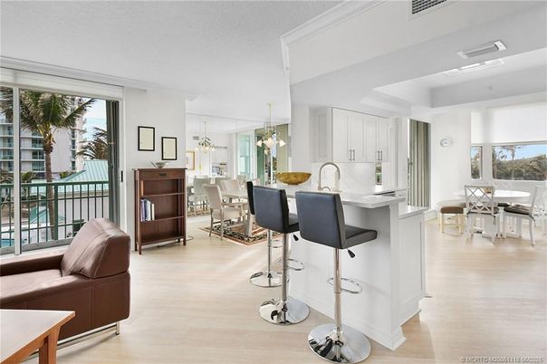 Chandelier, Dining room, Interior, Kitchen, Pendant Lights, Recessed Lighting, Wood Texture Flooring