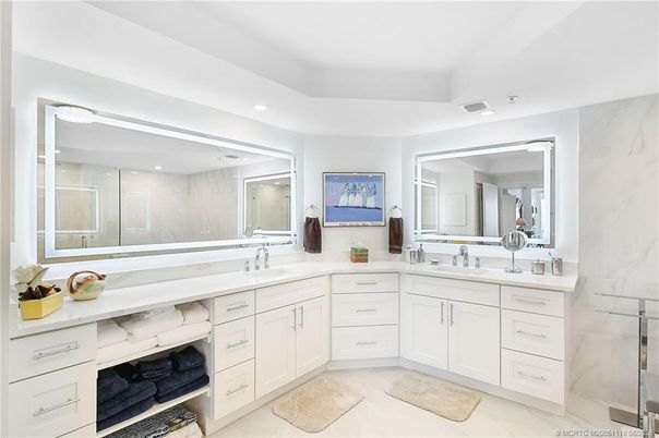 Bathroom, Dual Sink Vanities, Interior, Recessed Lighting