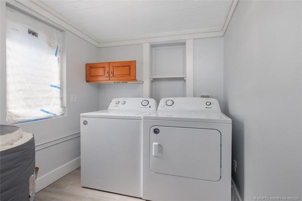 Interior, Washer, Wood Texture Flooring