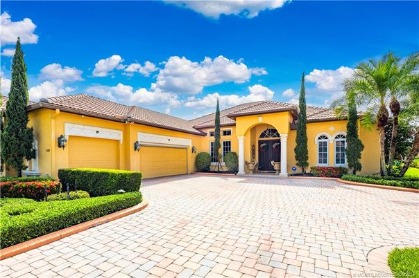 Attached, Exterior, Facade, Mediterranean