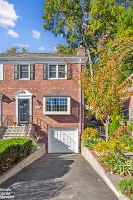 Attached, Exterior, Facade, Brick Facade, Georgian