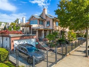 Attached, Exterior, Facade, Queen Anne Victorian