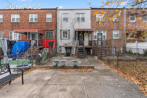 Exterior, Facade, Brick Facade, Rowhouse