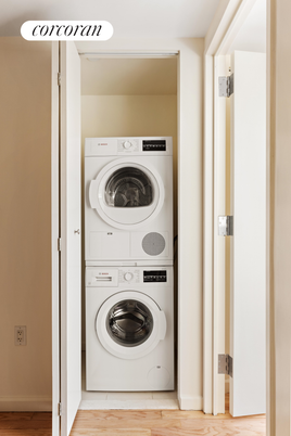 Interior, Utility Closets, Washer, Wood Texture Flooring