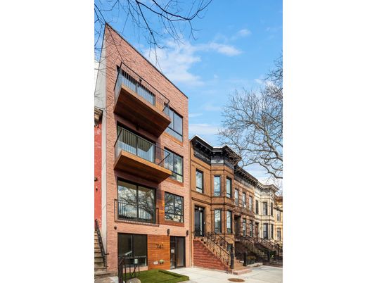 Exterior, Facade, Rowhouse