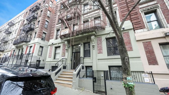 Exterior, Facade, Rowhouse