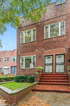 Exterior, Facade, Brick Facade, Rowhouse